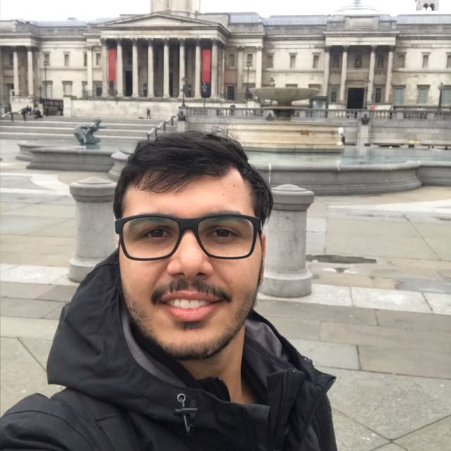 Foto de Thales sorrindo em Londres